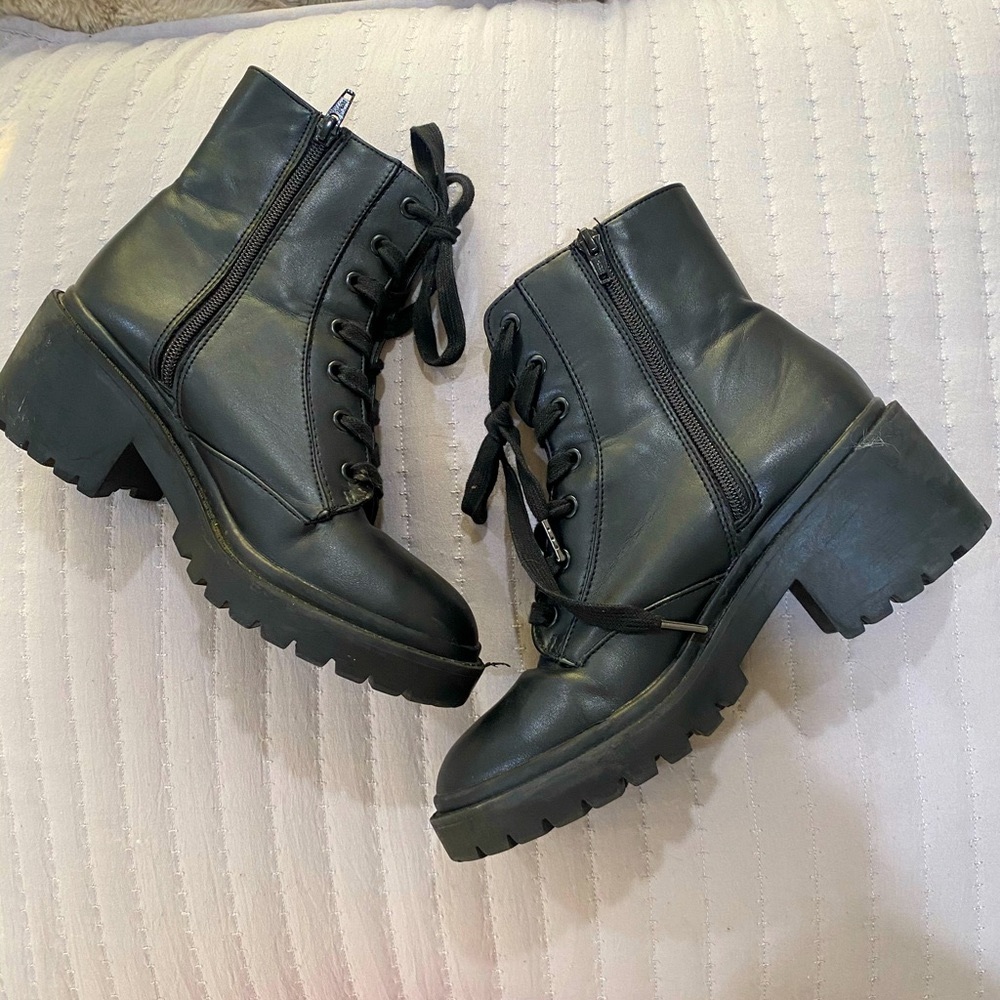 Black combat boots 🖤